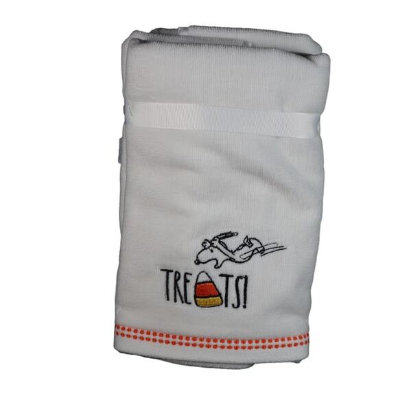 Rae Dunn Peanuts Snoopy TREATS Halloween Hand Towels - Picture 2 of 3